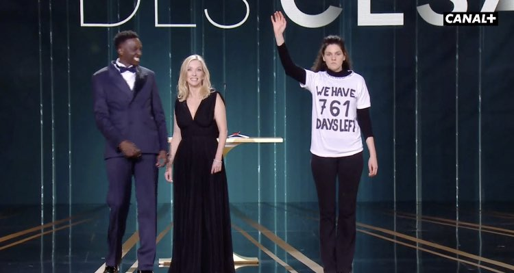 La cérémonie des #Cesar2023  a été interrompue par une activiste climat.
Image censurée par Canal+, alors on va la partager pour bien rappeler que le changement climatique est un sujet qui concerne tout le monde !