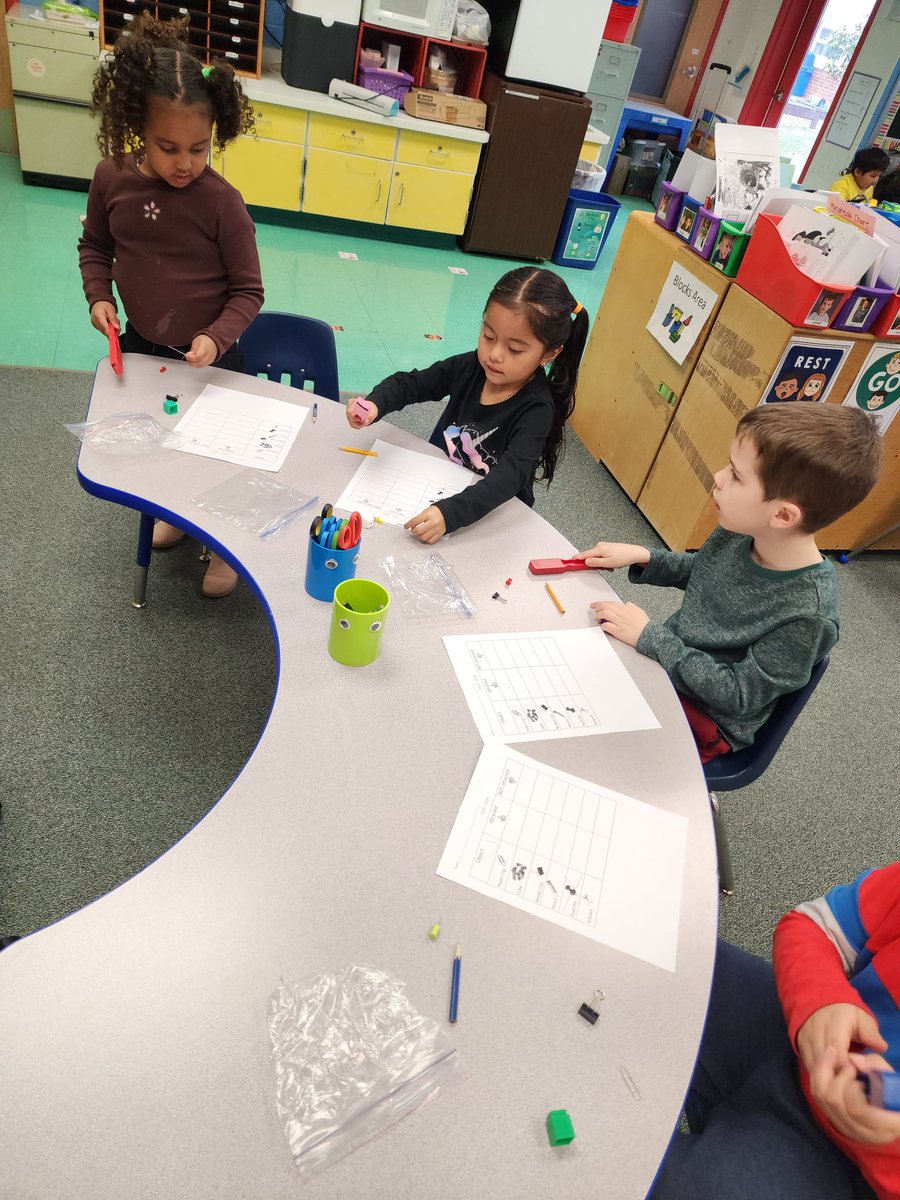 Learning about magnets... forces...push...pull...attract....repel. #kwbpride <a href="/APS_EarlyChild/">APS Office of Early Childhood</a> @APSscience