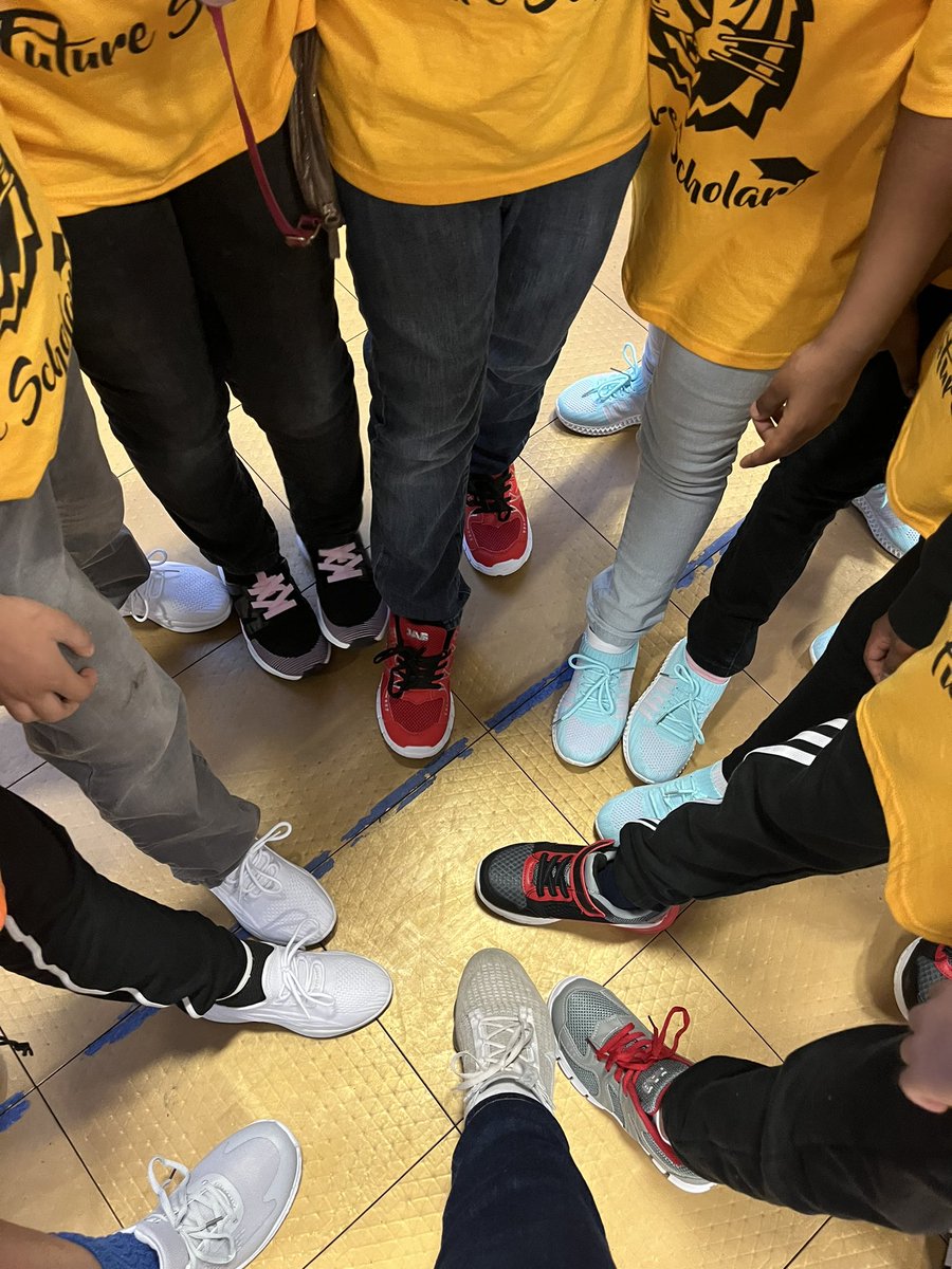 Danelle1978's tweet photo. AMAZING day volunteering at Mary Ann Winterling Elementary School for a shoe distribution by @Samaritans_Feet ! #TeamAmtrak #Community #CIAA https://t.co/N9d77x0wo3
