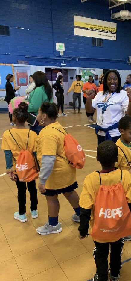 Danelle1978's tweet photo. AMAZING day volunteering at Mary Ann Winterling Elementary School for a shoe distribution by @Samaritans_Feet ! #TeamAmtrak #Community #CIAA https://t.co/N9d77x0wo3