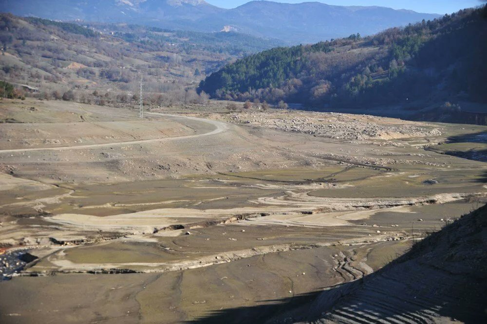Bursa'da barajların doluluk oranı %24 olurken, Nilüfer Barajı’nda ise neredeyse su kalmadı.