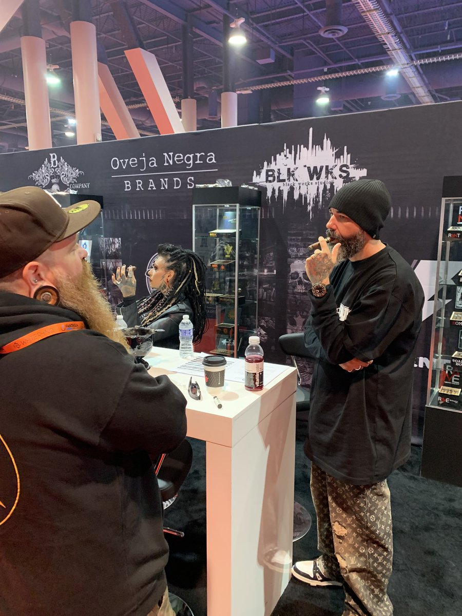 cigarlifeguy's tweet photo. More #tpe22 💨💨💨🔥🔥🔥
#cigar #cigars #botl #sotl #humidor #smoking #cigarlife #cigarlifestyle #cigarro #pssita #cigarlover #cigarworld #cigarpic #cigarsocialclub #cigarlifeguy #nowsmoking
#cigarweek https://t.co/xEYCmp98ec
