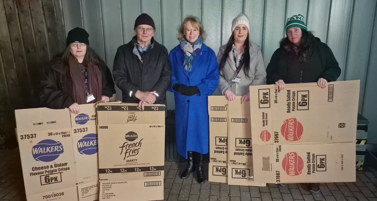 N_HertsCollege's tweet photo. Our Access to HE team were visited by @HertsSheriff Sally Burton, who wished them luck ahead of tonight's #NHCSleepout!

We're so proud of our team for braving the cold &amp; sleeping rough to raise money for @LivingRoomHerts &amp; @SaferPlacesUK

To donate, visit https://t.co/VQzgA6N8Il https://t.co/u3k26z3plJ