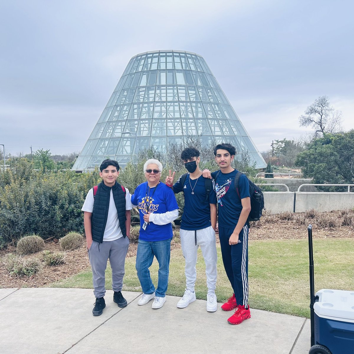 VargasHobby's tweet image. Ms Duran is a Rockstar! She spearheaded a trip to the SA Botanical Gardens to get inspiration for a beautification of @NISDHobby @ElCarranco1 @GNDylla12 @DrMJohnson1 @MissLoraNISD @JaimeHeye @NISDSpecialEd @clara_boling @NISDHobbyALE @thomasrux @HobbyMSPTA