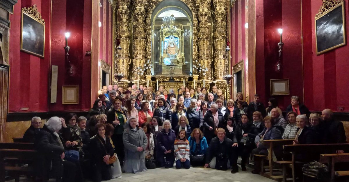_losmilagros's tweet photo. Hoy ha visitado la Basílica y el Camarín de la Patrona un grupo de peregrinos de Buitrago de Lozoya (Madrid).
Acompañados de su párroco, han celebrado misa en el Altar Mayor y posteriormente han sido recibidos por la Junta de Gobierno en el Camarín y han rezado ante la Virgen. https://t.co/7fbNHk8dlt