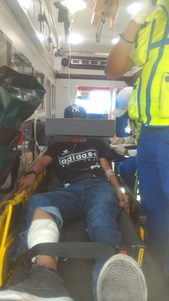 Un menor de 13 años de edad, resultó lesionado por un impacto de bala en la pantorrilla por una bala perdida, cuando se formó una trifulca entre los vendedores ambulantes, en la Plaza #PinoSuárez  en el #Centro

<a href="/252COMS/">252COMS AGENCIAS&ESTRATEGIAS</a> <a href="/87punto3/">@87PUNTO3 ᴴᴰ 📻🚩</a> <a href="/GaboOrtega73/">Gabriel Ortega</a> <a href="/jgcisneros08/">Cisneros08</a> <a href="/OMAR_PATINO/">Omar Patiño</a>