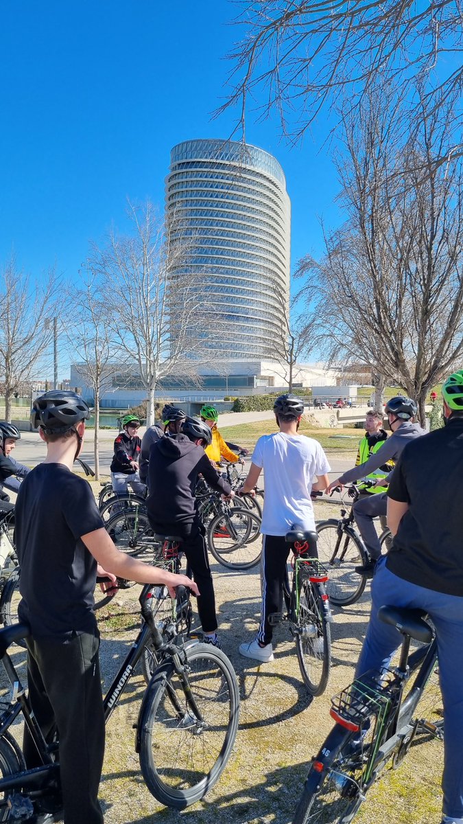 ebrobizi's tweet photo. Que divertido es enseñar nuestra ciudad a los centros escolares que vienen al Parque del Agua de Zaragoza. Con un recorrido por la ribera del Ebro, zona Expo y Parque podemos disfrutar de una actividad sana, lúdica y sostenible.
La bicicleta, mejor forma de moverse! https://t.co/nWpfQY9PRw
