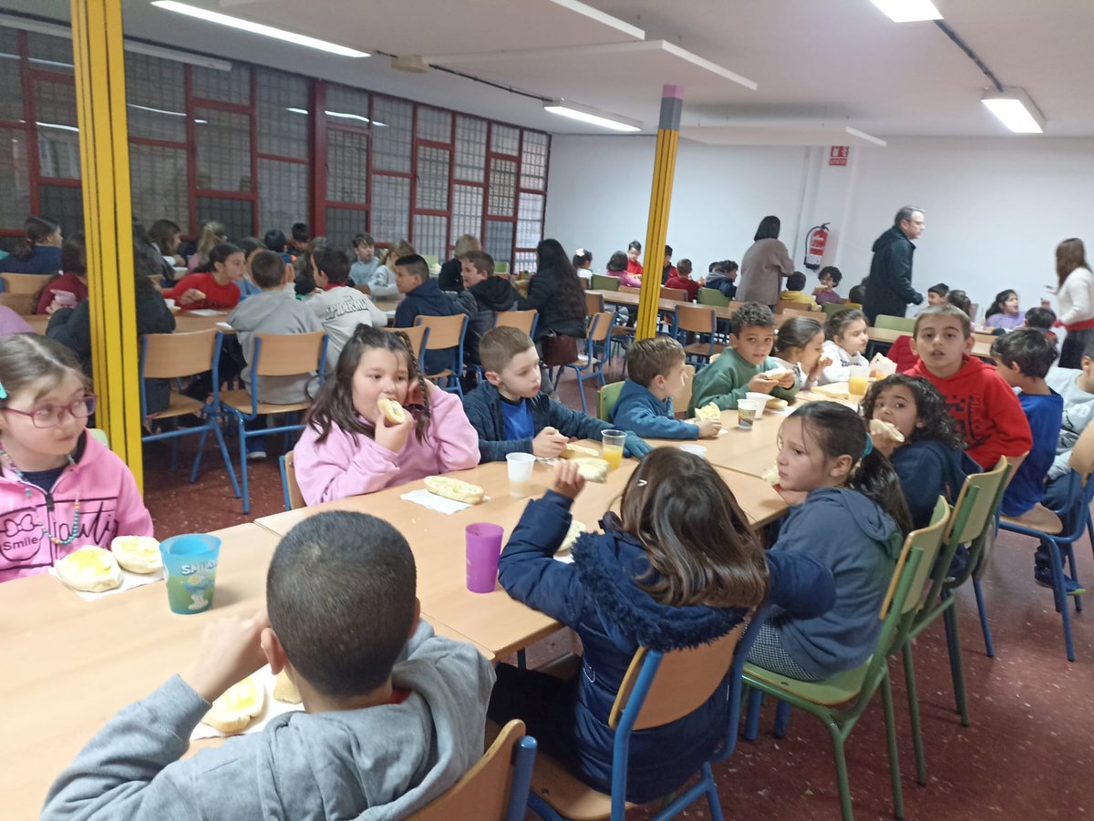 PracticasCeip's tweet photo. Como es tradición, hemos podido disfrutar esta mañana del desayuno andaluz: pan con AOVE y zumo, con la inestimable colaboración de madres y padres de la @ampapracticas @ProEdSaludable @HuelvaSoe
@EducaAnd #DíadeAndalucía 
#plandehábitossaludables https://t.co/Hy2ffURuI3