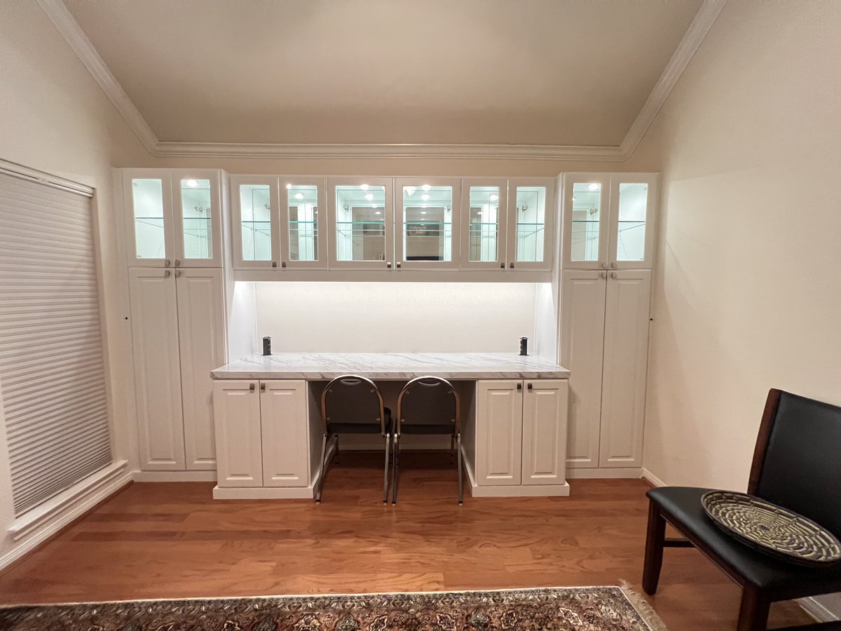 ClosetfactoryHT's tweet photo. Look at this beautiful quilting/craft room which includes mirror backing in upper cabinets, glass shelves, doors with glass inserts, and lighting😍 Call us at 2813557676 or visit our website https://t.co/Rs0pQVQx21 to schedule your free consultation today! #craftroomgoals https://t.co/LeJ7OcAv9h