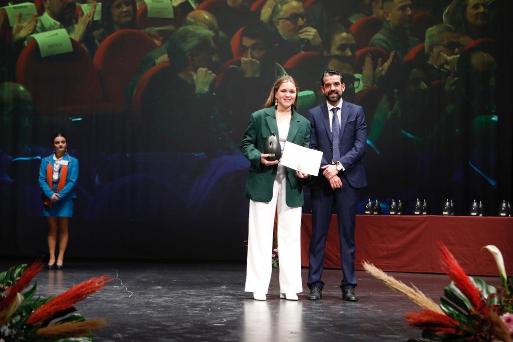 APDRM_COM's tweet photo. ✨ La #APDRM en la XXIX Gala del Deporte de Lorca celebrada en el Teatro Guerra de Lorca.

🏆 Laura Mulero recibe de manos de nuestro asociado @JAayala_1978 el premio joven promesa femenina tras su bronce 🥉 en el Mundial S-18 de Tenis Playa celebrado en Brasil.

¡Felicidades 🫂! https://t.co/ZUa31I6oOw