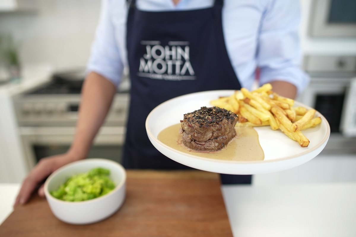 ChefJohnMotta's tweet photo. Aprende a cocinar Lomo con salsa de pimienta. Encuentra todos los ingredientes de esta receta y el video para aprender a cocinarla en este link: https://t.co/AjDDSB75ws
#lomopimienta #lomoderes #pimienta #chefjohnmotta #cambiatureceta https://t.co/j3paV2BU0z