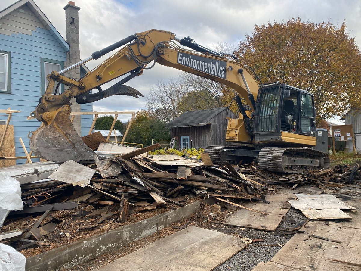 Environmentall's tweet photo. Photo Friday!
Some would argue that there is no precision in Demolition! We would argue the opposite. Tight spaces and calculated cases.
Let the experts ensure things are done properly so everyone leaves safely each day.
#demolitioncontractor #insurancerestoration #ECSI https://t.co/fRekMGmXQ3