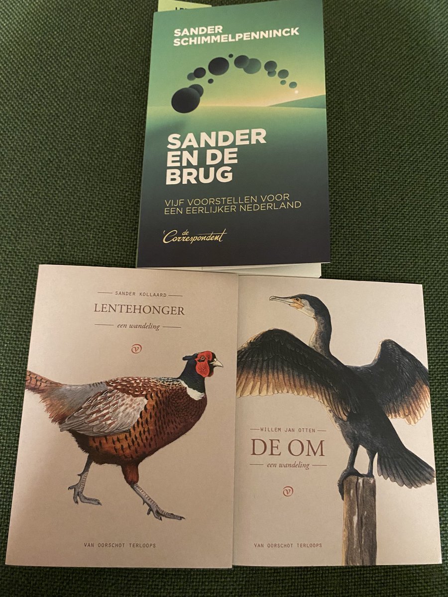 Uit! De week van de dunne boekjes. Alle drie van harte aanbevolen. En zo kom ik wel aan een boek per week.