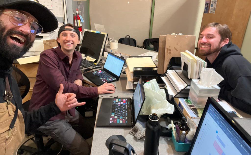 C3Web3's tweet image. GM @helium fam 👋

🥳 Happy Friday, you made it!!!

So much to be excited about with the @solana migration happening soon and being able to use @helium_mobile data credits on the #5G network🤯
$hnt $mobile $iot $sol 🏁🏁🏁