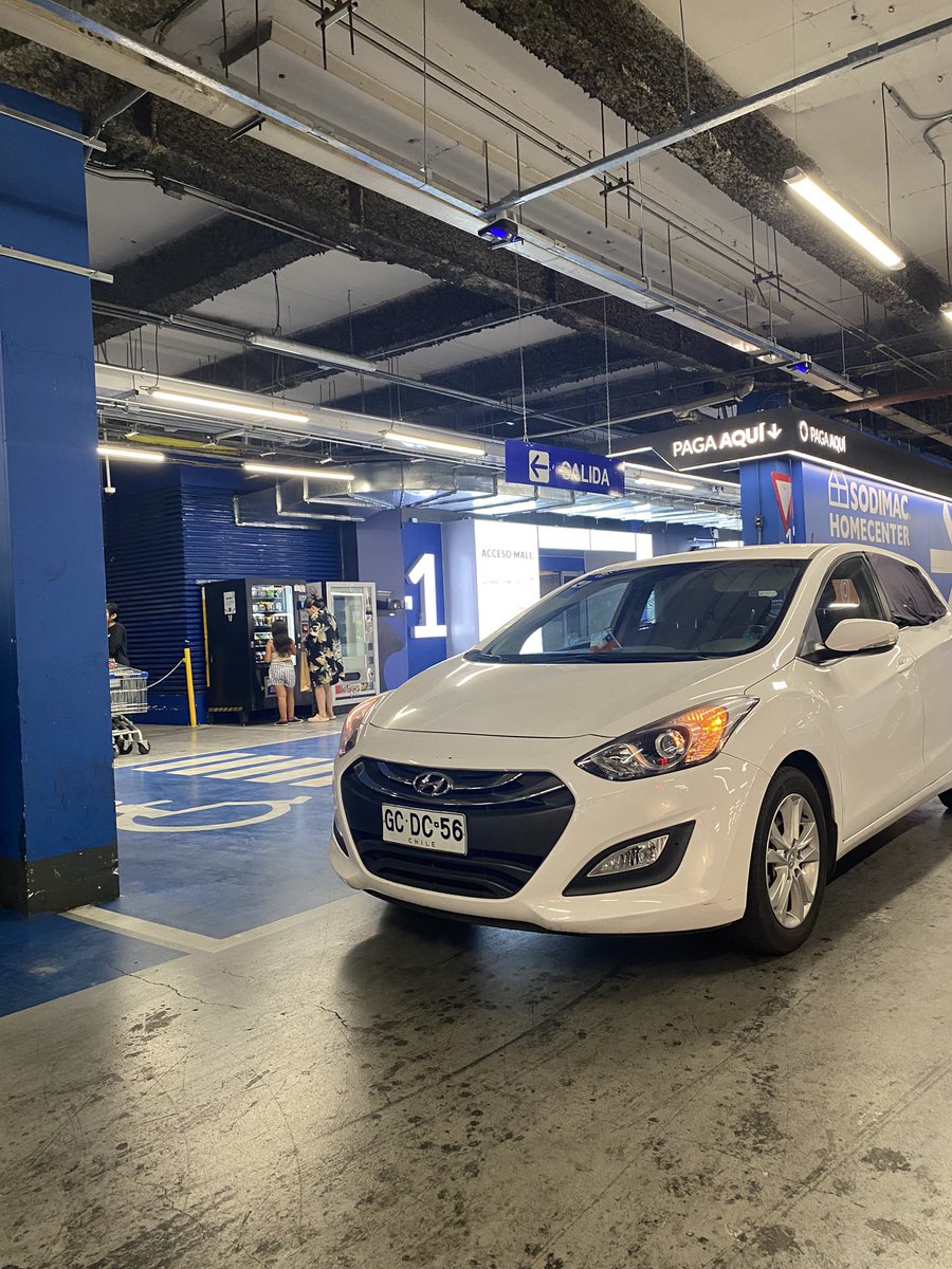 frangonzl's tweet photo. Así con la educación en este país, se bajó una mina de la salud de este auto, (con scrubs) dejandolo carepalo con intermitentes en la calle de salida y bloqueando LOS DOS estacionamientos de discapacitados, qué tal?! 🤯😡 @homecenter_cl https://t.co/iWVjV43ovs