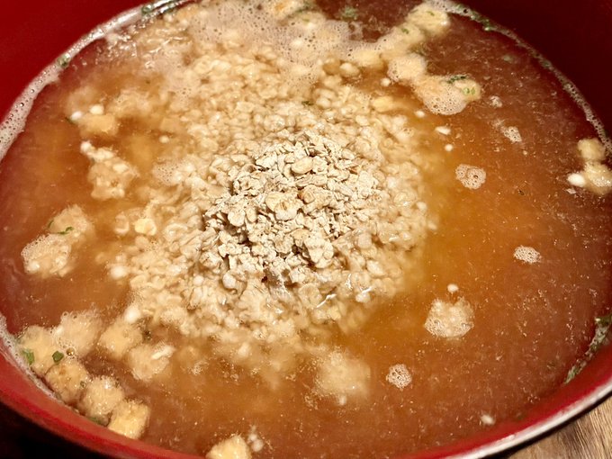 世界で1番手軽で簡単でうまいオートミールの食べ方
インスタントのオニオンスープにインスタントのオートミールぶち込むだけ
めたくそ楽でうまい 