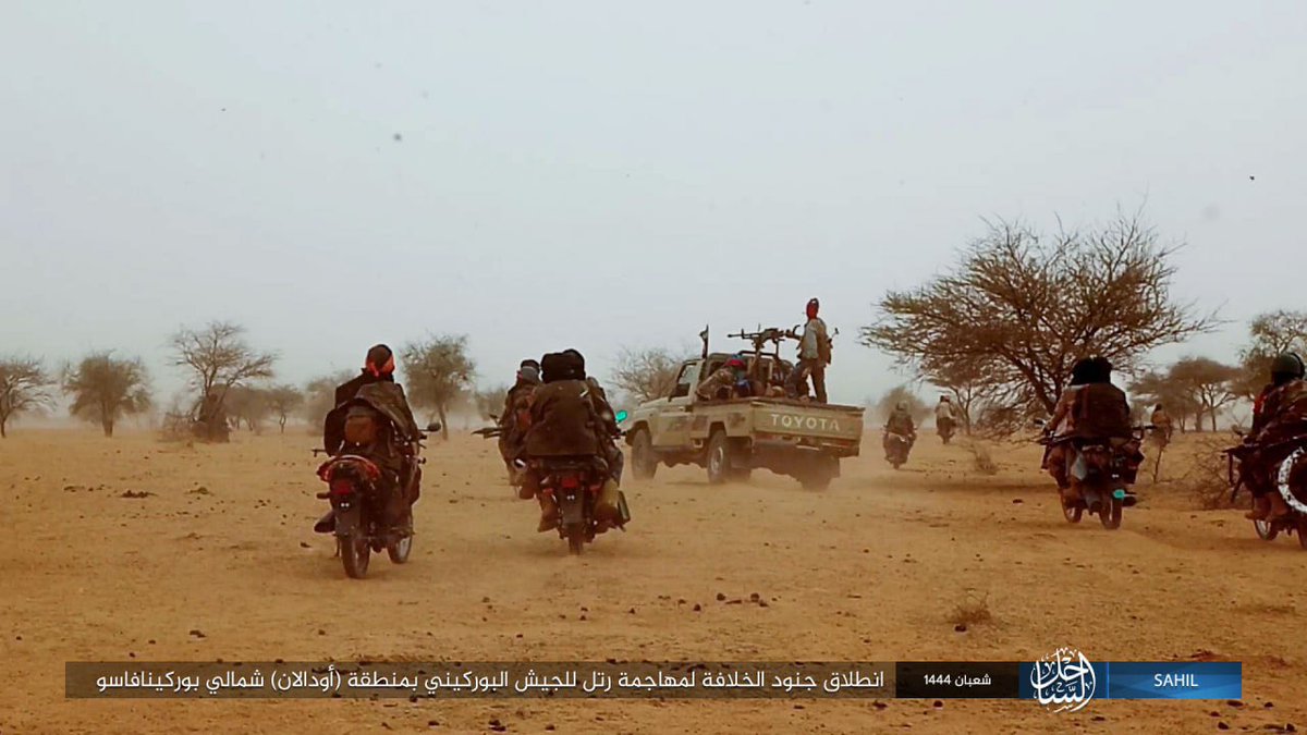 SahelLeaks's tweet photo. #BurkinaFaso: l'#EI_Sahel publie des photos de combat à #Tina_Koff, publie également les photos des cinq soldats fait prisonniers ainsi que des butins de guerre prise.

#SahelLeaks https://t.co/QJPUaD7kBi