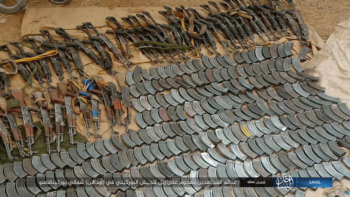SahelLeaks's tweet photo. #BurkinaFaso: l'#EI_Sahel publie des photos de combat à #Tina_Koff, publie également les photos des cinq soldats fait prisonniers ainsi que des butins de guerre prise.

#SahelLeaks https://t.co/QJPUaD7kBi