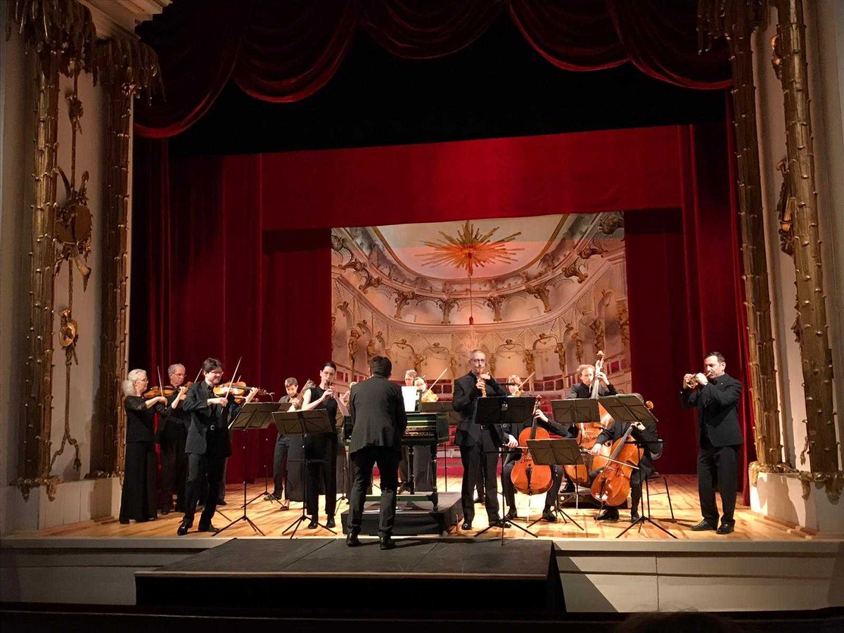 Eröffnung des Sanssouci-Konzertes der <a href="/KapPotsdam/">Kammerakademie</a> im #Schlosstheater im Neuen Palais: Der von Russland ausgelöste, völkerrechtswidrige Angriffskrieg gegen die #Ukraine muss sofort beendet werden. Slawa Ukrajini (Ruhm der Ukraine), Frieden in Europa!