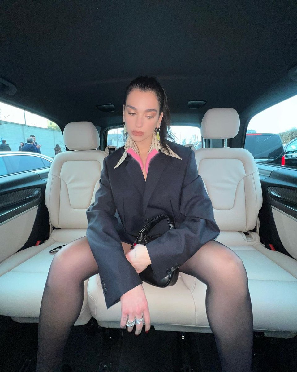 DUALIPAFAM's tweet image. Dua Lipa vía Instagram.