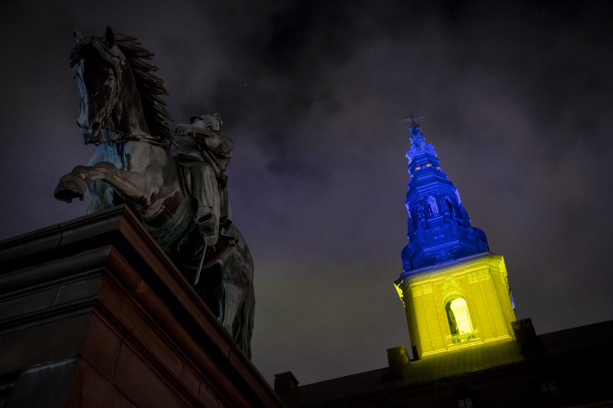 Folk var sidst på eftermiddagen mødt op til demonstration foran den russiske ambassade. 
Side om side.

Og Christiansborg var denne aften lyst op i det ukrainske flags farver. 

Smukt. 

📸: Mads Claus Rasmussen/Ritzau Scanpix

#dkpol #StandWithUkraine #SlavaUkraini