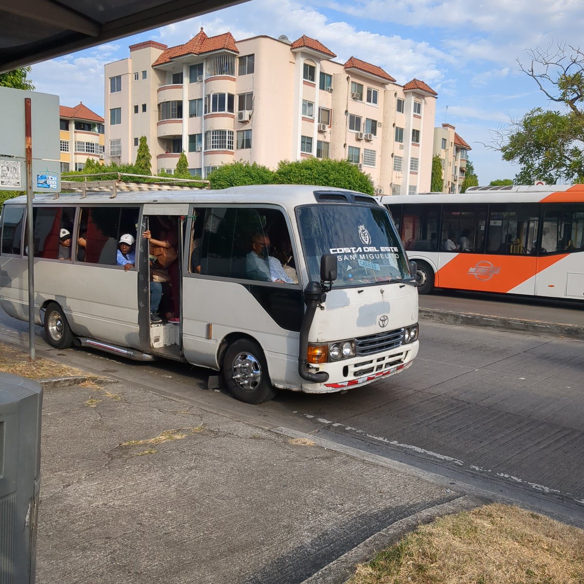 Mibus Reduce la frecuencia E665 que sirve Costa del Este afectando al usuario y sirviendo a otros intereses (rutas y concesiones)
El país se está pudriendo y se cae a pedazos, y a los que pueden hacer algo no les importa. La corrupción se sirve en a la mesa día a día.