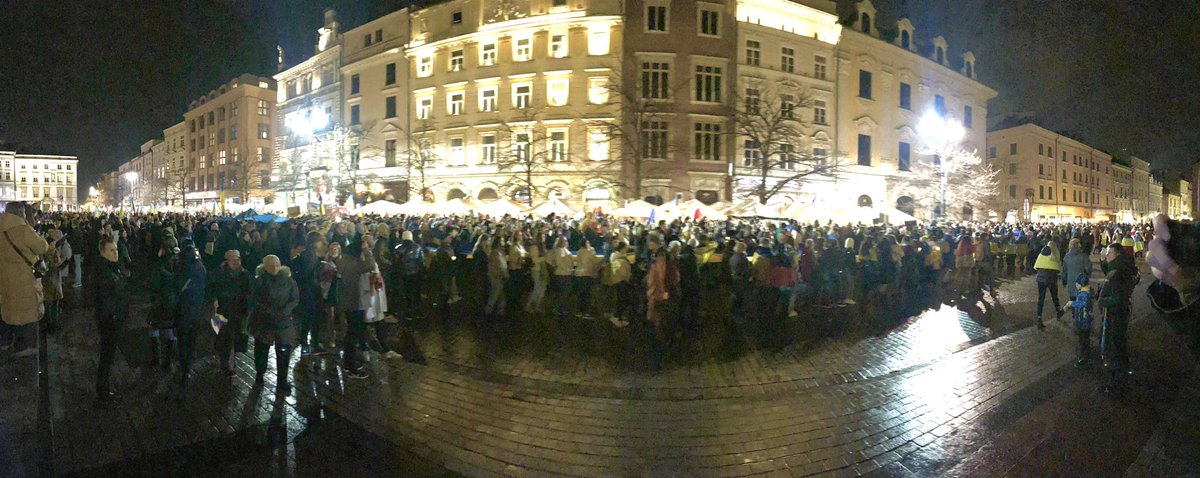Huge march in solidarity with Ukraine through the Old Town of Kraków tonight. #SlavaUkaini #СлаваУкраїнi