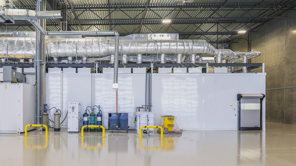 exrotech's tweet image. Distinguished from typical clean-rooms, our class 10,000 freestanding clean room isn&apos;t connected to the walls or roof of the main building, providing greater accuracy in controlling the clean-room atmosphere. #ExroTech #Manufacturing #Facility #CleanTech