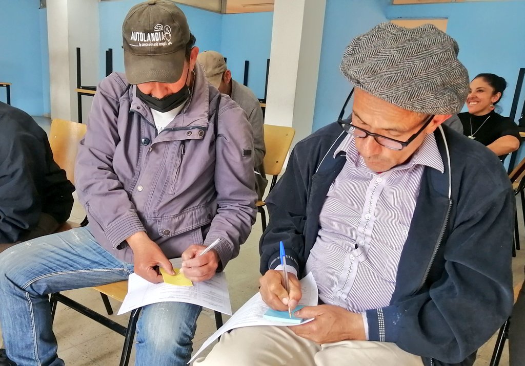 PatronatoSJ's tweet photo. Usuarios del Servicio a Personas Habitantes de Calle del #PatronatoParaTi participan en un taller de innovación y trabajo colectivo del proyecto de laboratorio #Thinkia, a fin de socializar propuestas sobre los procesos de inclusión laboral promovidos por nuestra institución https://t.co/xT1LnjIYj9