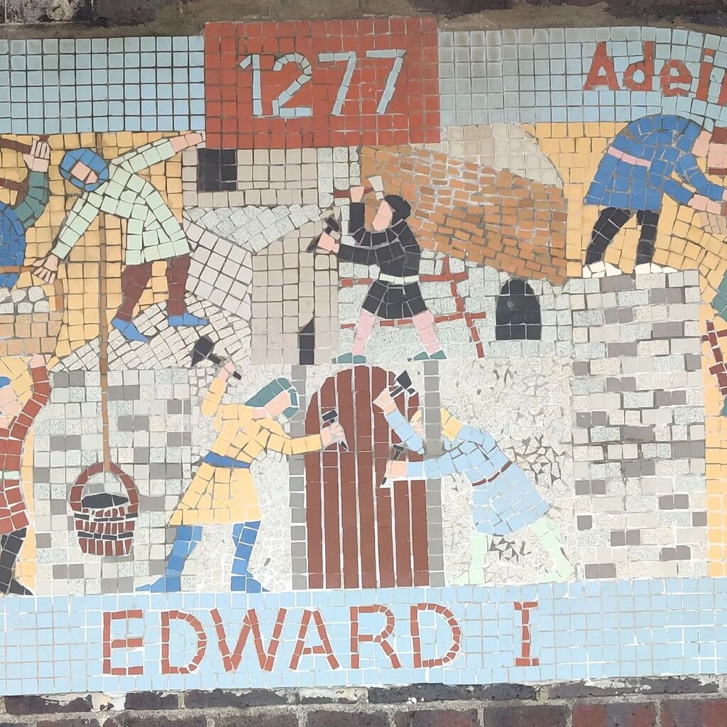Series of mosaic depicting the key events in Aberystwyth castle's  700 years history 🏰 🏴󠁧󠁢󠁷󠁬󠁳󠁿
#visitwales #jmwalestours #joinmywalestours #bluebadgedriverguide #guidewithcar #privatebluebadgeguide #bluebadgetouristguide #aberystwyth instagr.am/p/CpDxqhSofkr/