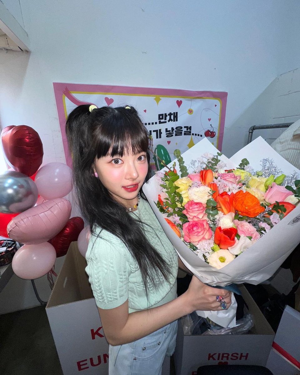 eucchae's tweet photo. come and get your beloved flowers, she would gave you lots of it, fearnot! 🌼💭 https://t.co/vsWd0rqcGp