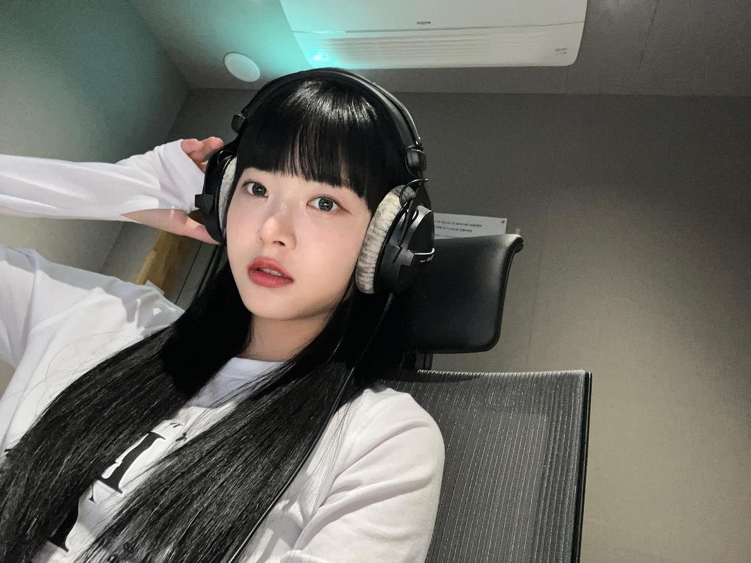 eucchae's tweet photo. 💭  ...  fearnot, have you thought of seeing manchae on her headphone? 🎧  she show you her photos, maybe on demo for her next comeback ... ? 👻 https://t.co/qRtCpX6G1Q