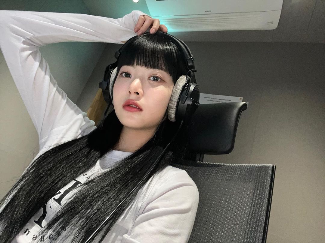 eucchae's tweet photo. 💭  ...  fearnot, have you thought of seeing manchae on her headphone? 🎧  she show you her photos, maybe on demo for her next comeback ... ? 👻 https://t.co/qRtCpX6G1Q