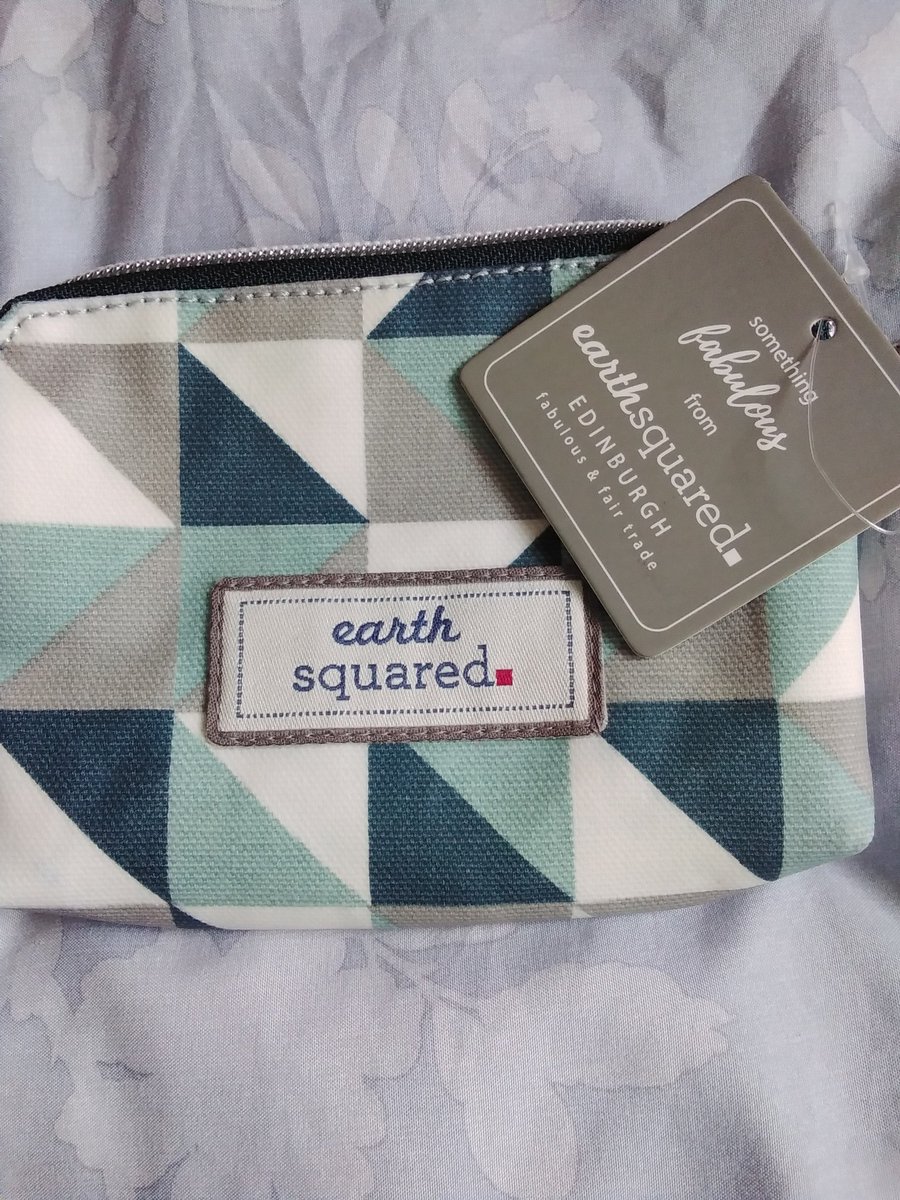 ingridsusanka's tweet photo. It's 3.00 am, morning anyway chickens.  Looking for a wee purse, normally I would buy a pink girlie thing but this made in Edinburgh reminded me of our  Al 😔 #earthsquared. https://t.co/LTUYJEV7S5