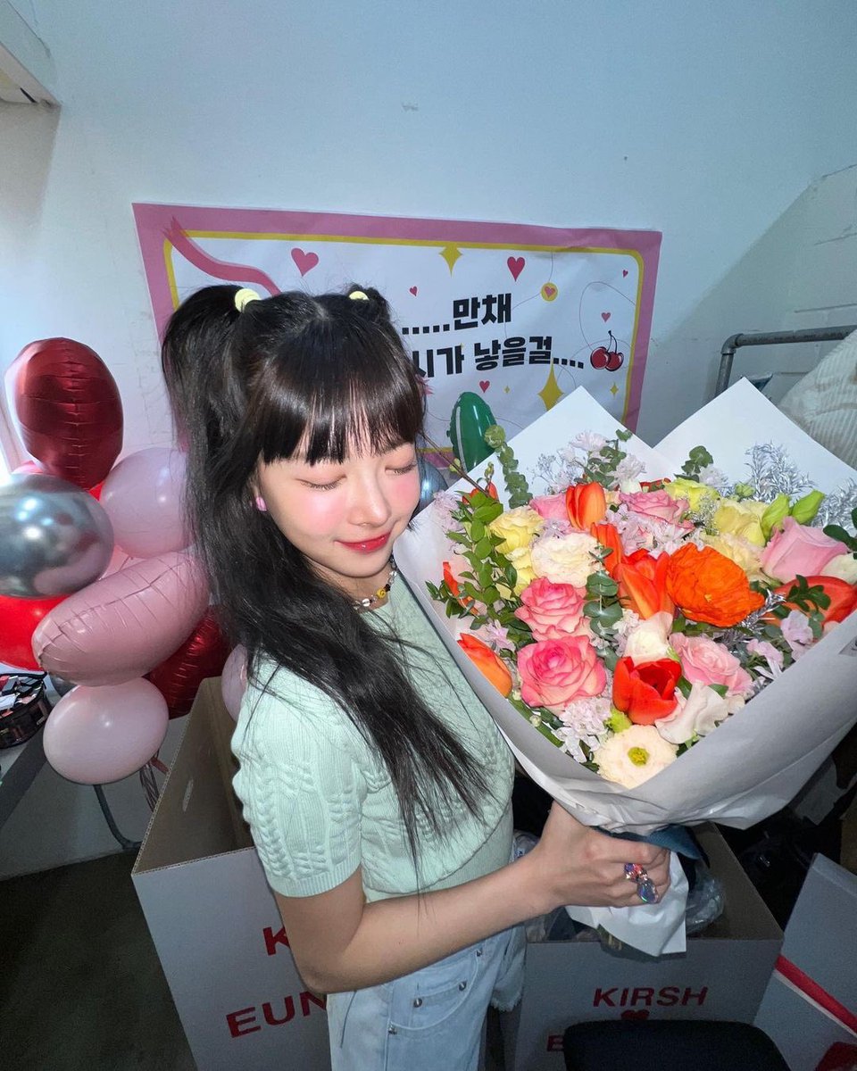 eucchae's tweet photo. come and get your beloved flowers, she would gave you lots of it, fearnot! 🌼💭 https://t.co/vsWd0rqcGp