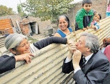 puellaok's tweet photo. Vivió cerca de su pueblo, abrazado a su pueblo, entregado a su pueblo, sacó al país de la peor crisis de su historia y dejó la vida peleando por la igualdad y la justicia social. A 73 años de su nacimiento, lo recordamos con el cariño y la gratitud de siempre. #NéstorCumple https://t.co/zMr14j7Tb4