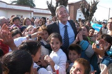 puellaok's tweet photo. Vivió cerca de su pueblo, abrazado a su pueblo, entregado a su pueblo, sacó al país de la peor crisis de su historia y dejó la vida peleando por la igualdad y la justicia social. A 73 años de su nacimiento, lo recordamos con el cariño y la gratitud de siempre. #NéstorCumple https://t.co/zMr14j7Tb4