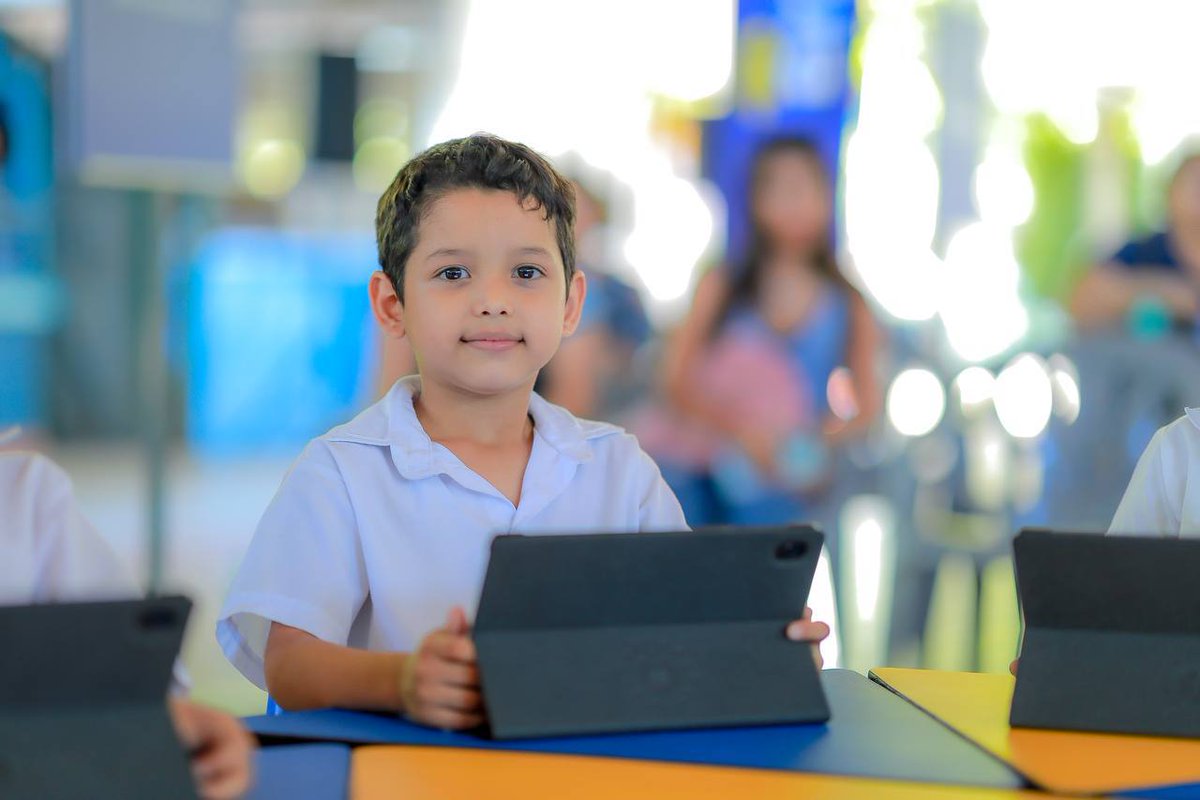 JMauricioPineda's tweet photo. Gracias al Presidente @nayibbukele y la Primera Dama Gabriela de Bukele, ampliamos el paquete escolar, incluyendo recursos tecnológicos para nuestros estudiantes de todos los niveles escolares. 👨‍💻👩‍💻 https://t.co/MrjWu4PN45
