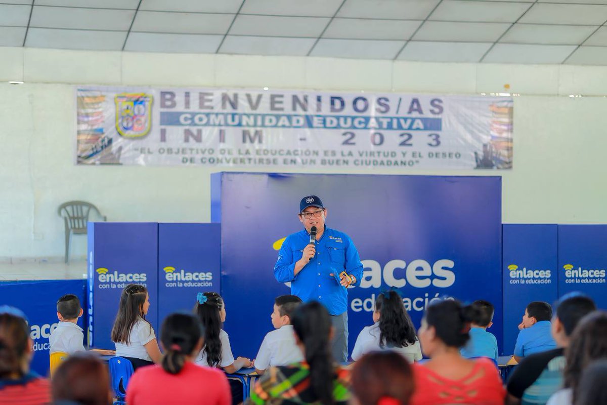 JMauricioPineda's tweet photo. Gracias al Presidente @nayibbukele y la Primera Dama Gabriela de Bukele, ampliamos el paquete escolar, incluyendo recursos tecnológicos para nuestros estudiantes de todos los niveles escolares. 👨‍💻👩‍💻 https://t.co/MrjWu4PN45