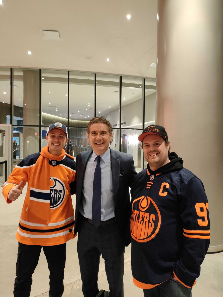 jwillmsca's tweet image. Thanks @GenePrincipe for the photo! Had it not been for my German friends, I wouldn’t have bothered you for a photo. #gooilers!