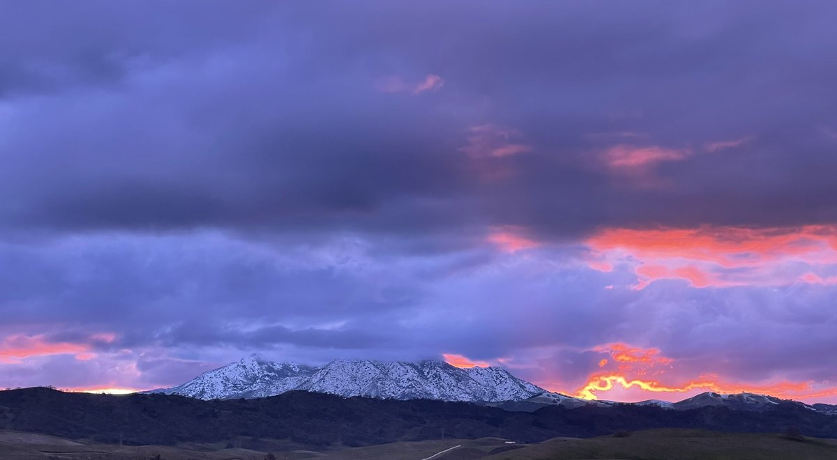 trayza72's tweet photo. @925mlbfan Caught the end of the sunset.  #CAwx #BayAreaSnow https://t.co/00JIeoSzZg