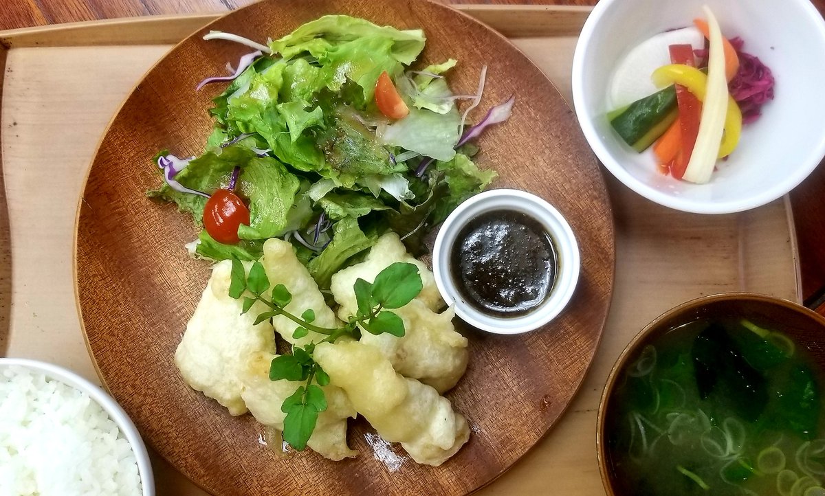 CafeChicken's tweet photo. 今週の週替わりランチは、
『ささみのフリッター　～ハニーマスタードソース～』
です🐔🍯

自家製ピクルスも添えております👍

#宮ヶ瀬　は、雪降らない予報です🙆

#カフェワイルドチキン　#CafeWILDCHICKEN #ラーメン　#丹沢滋黒軍鶏　#山路ファーム　#宮ヶ瀬湖畔園地　#コーヒー　#清川村　#地鶏 https://t.co/qHUGfSJZf0