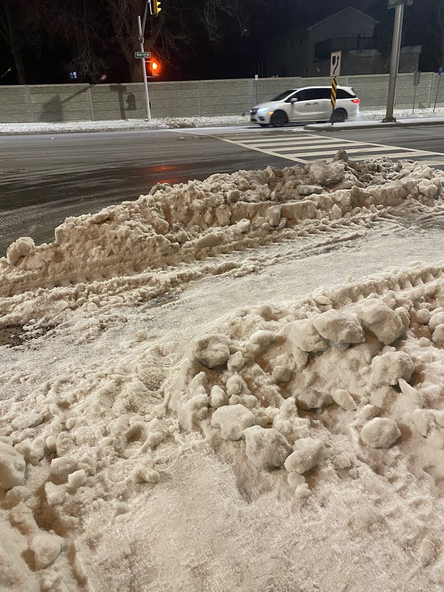 MiladMzdh's tweet photo. So basically, City of London: if it snows and you use a wheelchair, stay home!!! #worstpublictransit #worstmaintenance https://t.co/og597cwnIu