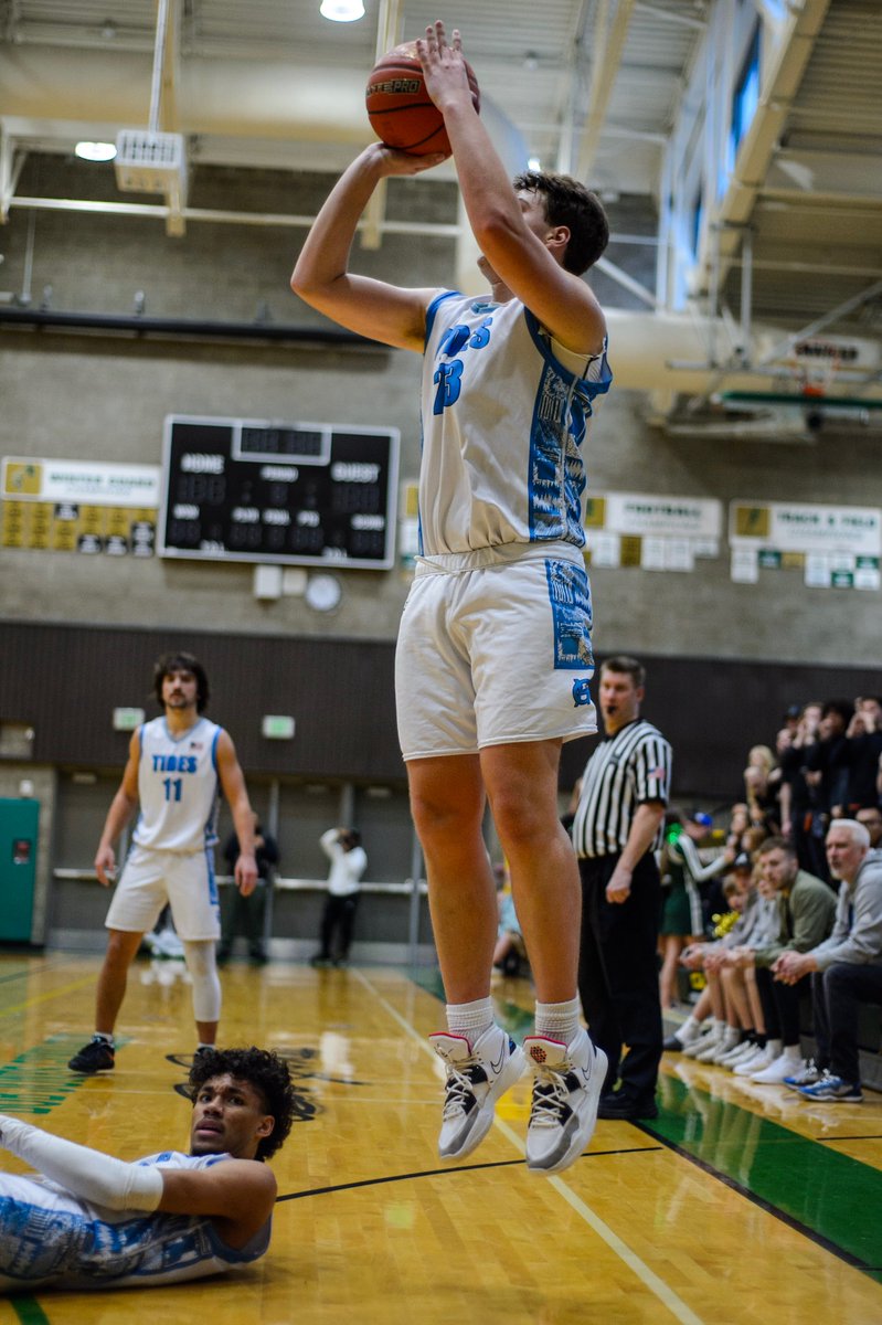 GHTidesHoops's tweet image. Browne drains one of his 4 threes for 17 points!!