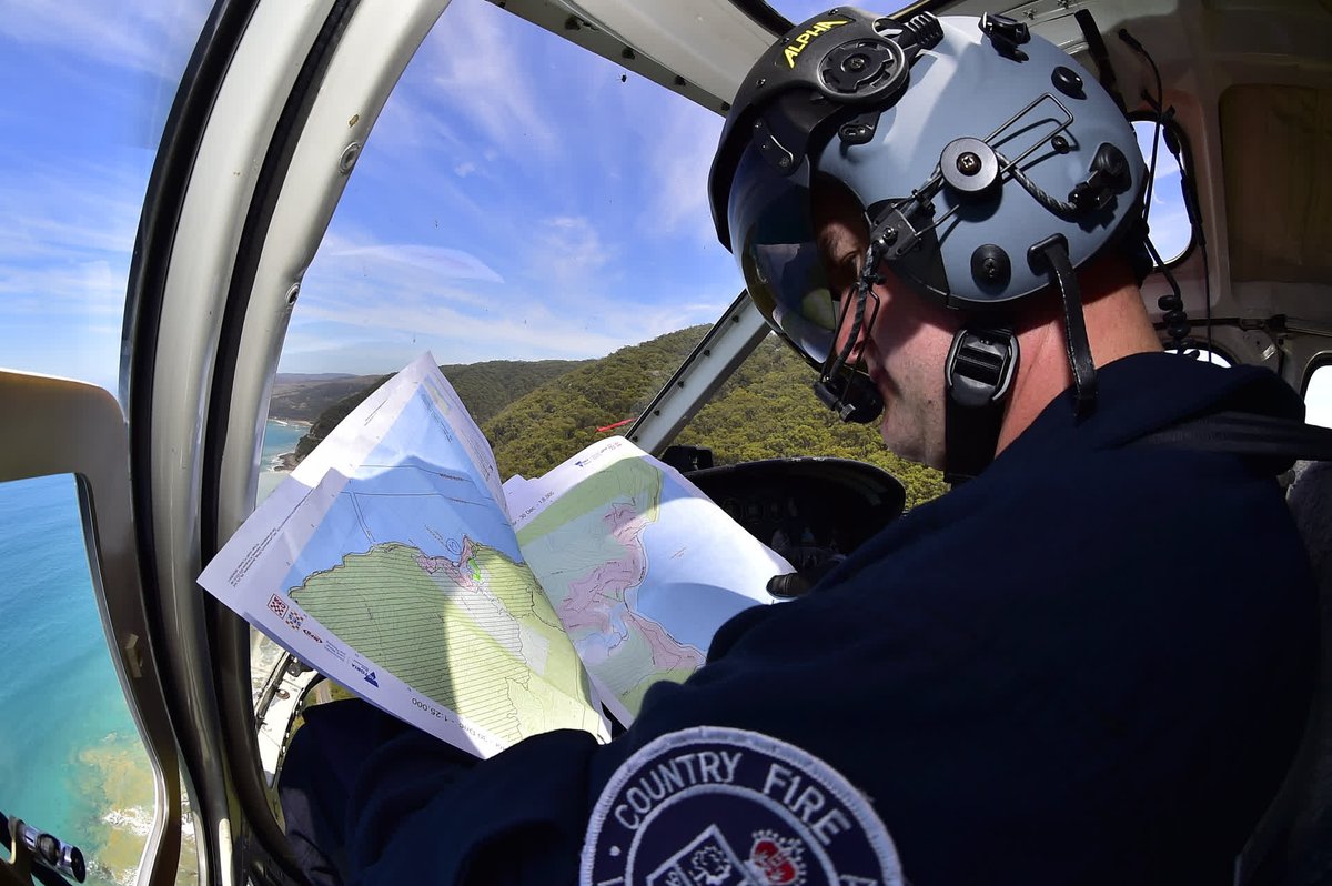 AirAttackMag's tweet photo. AAS Wayne Rigg working out a game plan for the bombers on the Wye River Fire in Victoria, Australia. The AAS is an important part of the aerial fire fighting effort. 📷 - @kiwinednz https://t.co/W1FleFpB0k