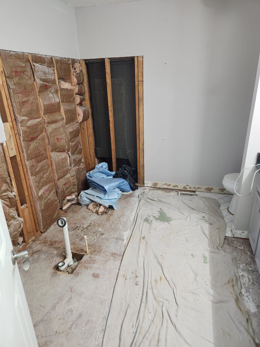 Brianbg25's tweet image. I've been doing a thing the past few weeks. All that's left is paint and glass. #BathroomReno