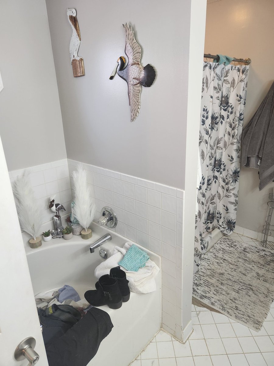 Brianbg25's tweet image. I've been doing a thing the past few weeks. All that's left is paint and glass. #BathroomReno