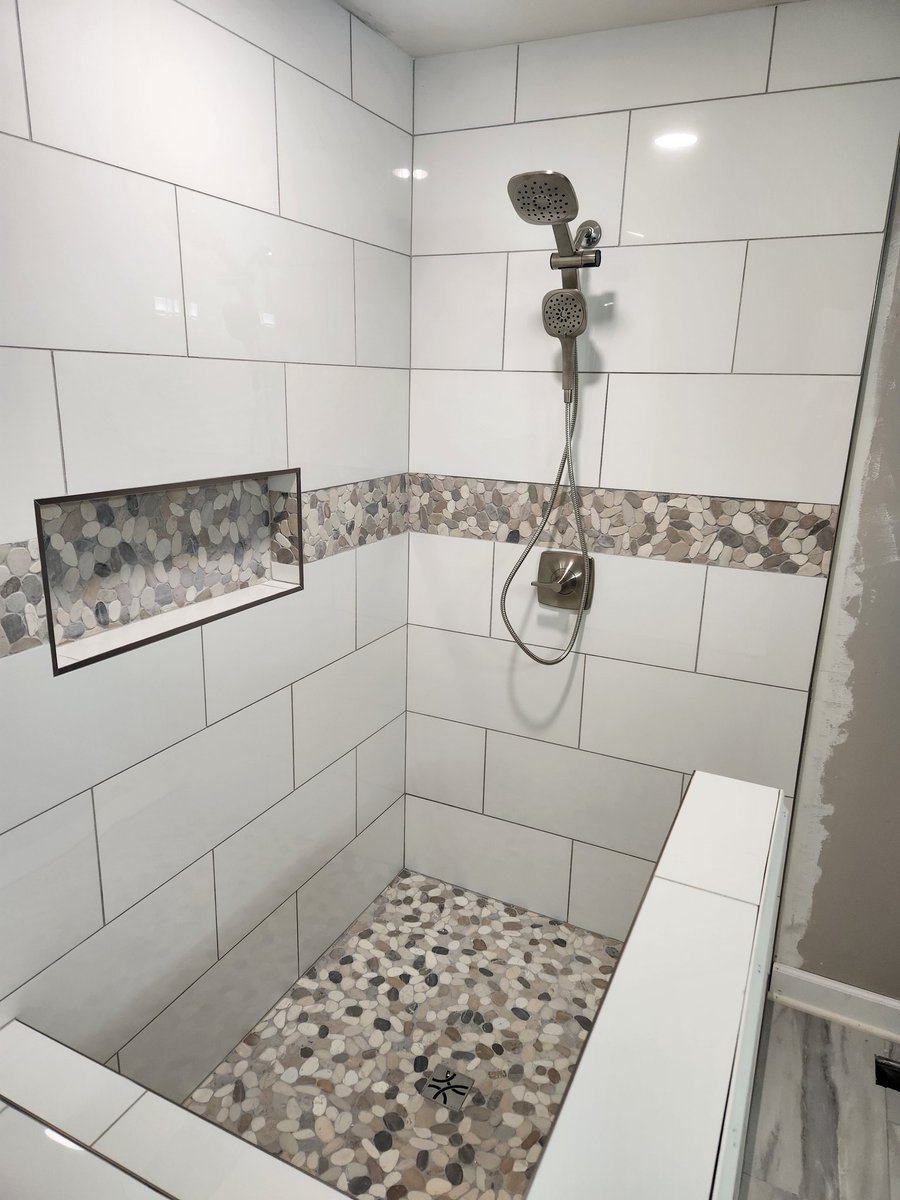 Brianbg25's tweet image. I've been doing a thing the past few weeks. All that's left is paint and glass. #BathroomReno