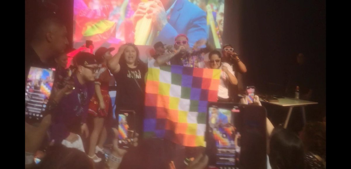 tania_marinoq's tweet photo. #Ginebra #Suiza increible #BonnyLovy nos llamo a subir a la escena cantando palomitay Hermosa momento #whipala #Bolivia https://t.co/1POBrgXCJ8