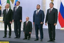 Putinbalddwarf's tweet photo. #putinisabalddwarf #shortputin #miniputin #midgetputin #realheightputin #shorterthanstalin https://t.co/uEwbXB5GCW